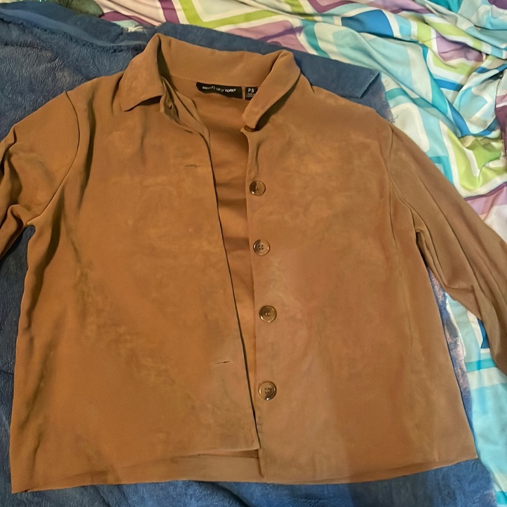 STYLISH blazer for professional setting. Brown color for fall with 5 buttons
